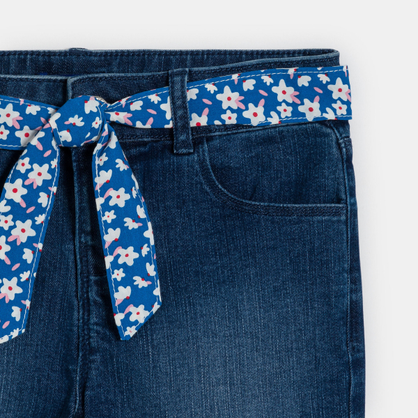 شورت من قماش الجينز قابل للتمدد، باللون الأزرق وبه حزام، للفتيات